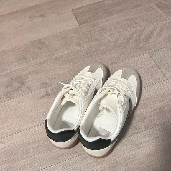 Dolce Vita Sneakers - Picture 1 of 4